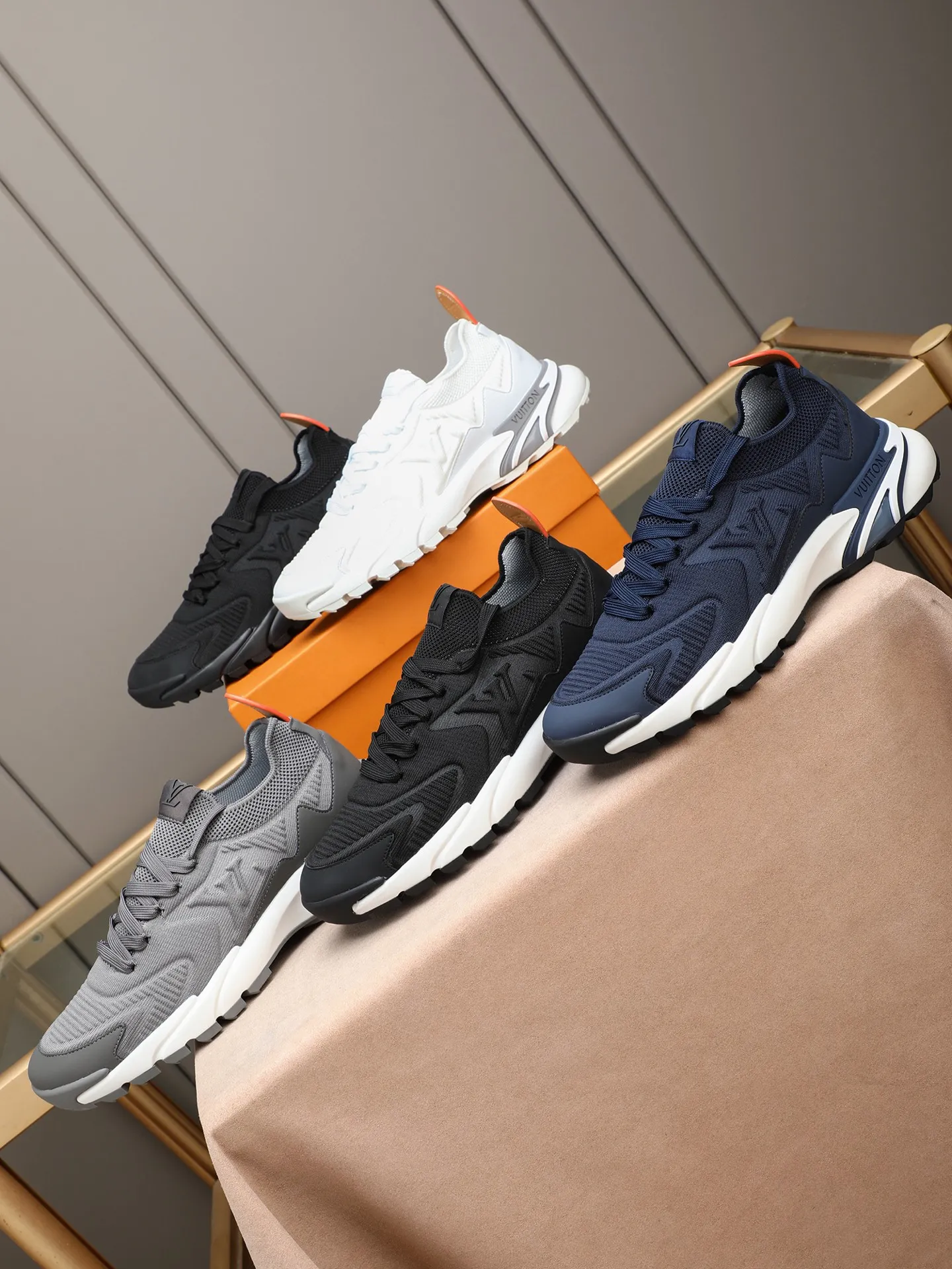 Men's Men's Shoes 💰580 LV Louis Vuitton L Jialu Brand Runner Tatic Series Thick Sole Casual Sports Shoes Running Shoes Original purchase, development and production This LV Runner Tatic sports shoe is blended with fly woven fabric material to interpret the inspiration of traditional mountaineering shoes. The LV letters are written on one side, the Louis Vuitton logo, and the light and wear-resistant rubber outsole completes the whole package. The delivery counter is exquisitely packaged🛍📦 ▪️Fabrics: Original imported custom fly-woven fabric ▪️Inner lining: Original custom-made breathable mesh ▪️Sole: Original open-molded anti-slip rubber combination material ▪️Sole thickness: 4CM ▪️Size: Men's 38-44 (45 custom-made)